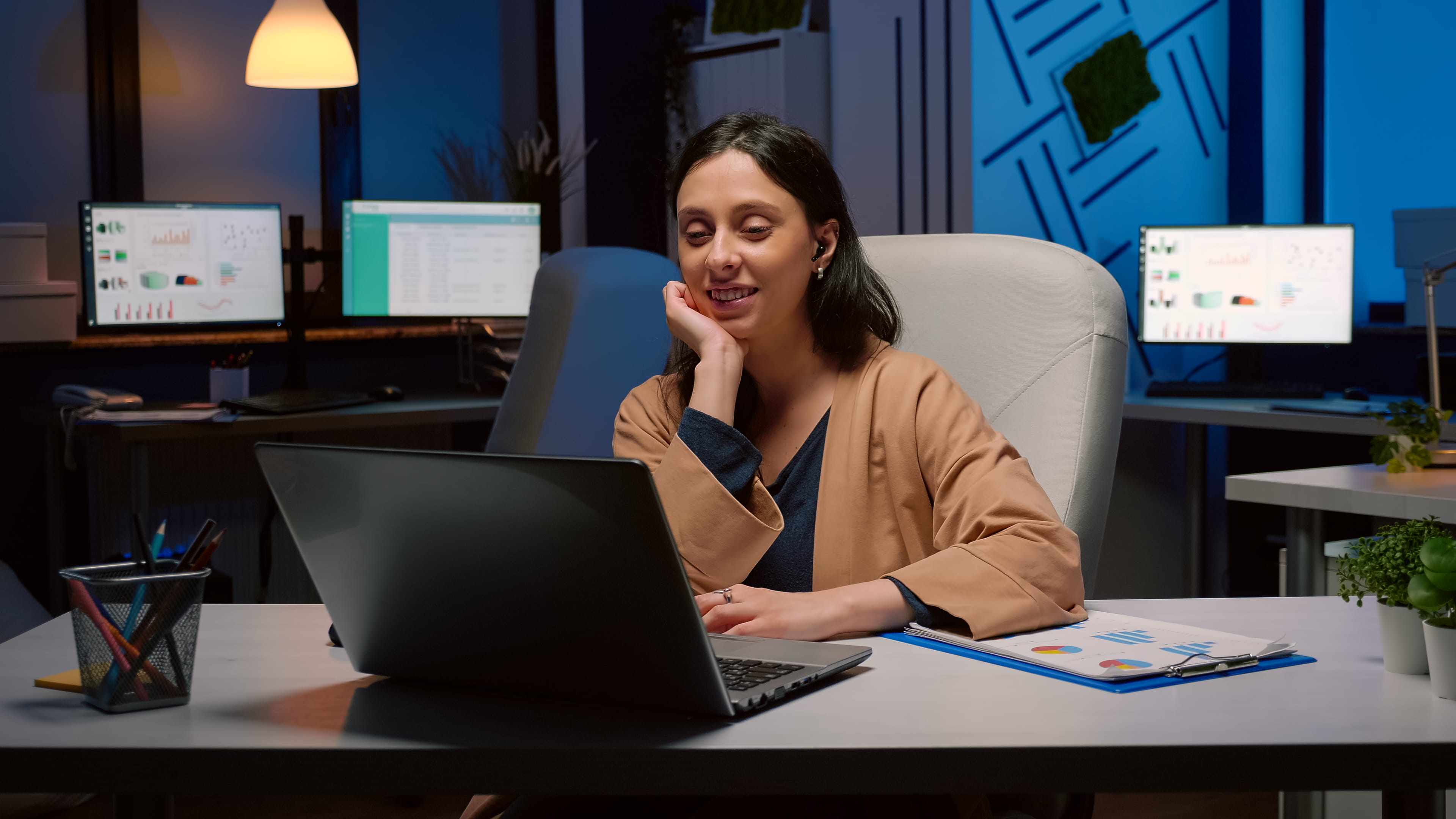 Virtual assistant providing remote business support through video call for USA companies